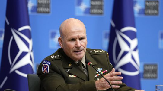 Veliteľ vojsk NATO v Európe: Ukrajinci majú skvelú stratégiu, svet by si nemal robiť ilúzie o konci vojny