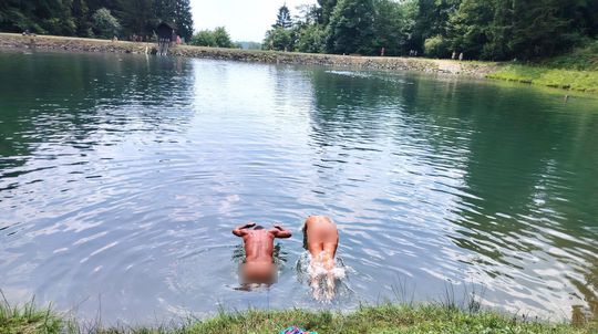 K vode niektorí prichádzajú zahalení, uteráky...