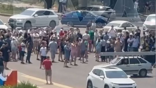 Rusi v Krasnodare kvôli kolapsu vyšli do ulíc. Umlčala ich až polícia, starosta sa chcel pripútať k stĺpu 