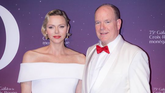 Kňažná Charlene, princ Albert  na bále...