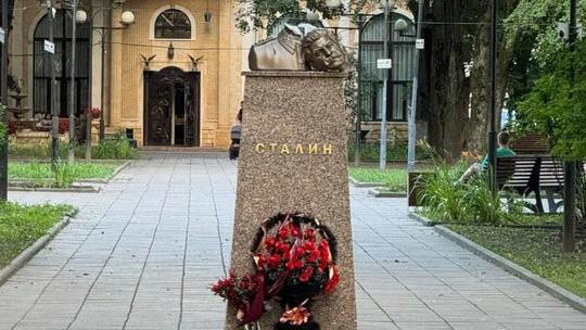 Stalin prišiel o hlavu: Rus pri Moskve rozmlátil pamätník diktátora, vrhol sa aj na Lenina
