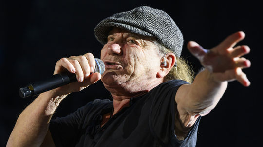 Spevák Brian Johnson počas koncertu austrálskej...