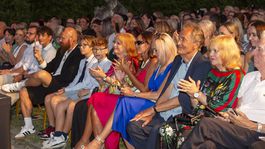 Vpravo Marcela Laiferová, vľavo s ryšavou...