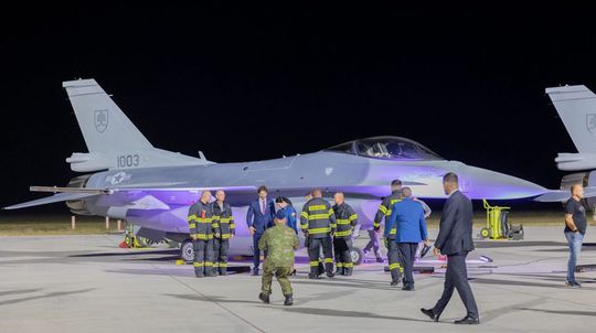 Slovenské stíhačky F-16 na letisku v Kuchyni.