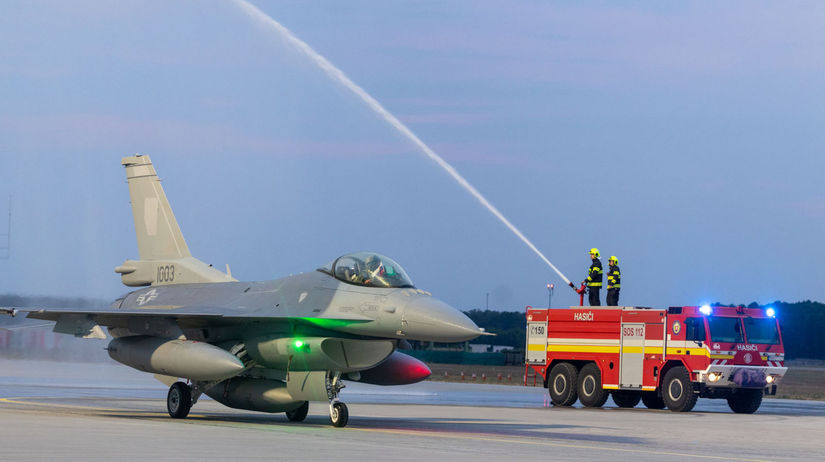 Stíhačka F-16 na letisku v Kuchyni.
