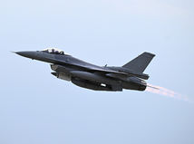 Slovenska F-16 na letisku Kuchyna