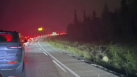 Krízová situácia v Kanade: Plamene zachvátili tisíce kilometrov štvorcových, vypukol dopravný chaos