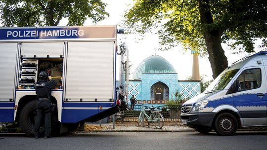 Veľká razia v Hamburgu, polícia obsadila Islamské centrum. Nemecká vláda jeho činnosť zakázala