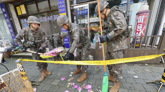 KĽDR vypustila smerom na Južnú Kóreu ďalšie balóny s odpadkami. Tentokrát však dopadli aj do areálu sídla prezidenta