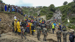 Záchranári a vojaci stoja pri vraku menšieho...