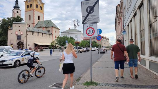 Atakovanie pešej zóny autami chcú v Banskej Bystrici rázne stopnúť. Spozornieť musia aj cyklisti a kolobežkári