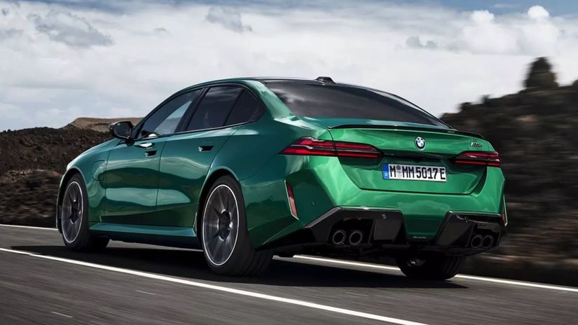 Vzadu dostalo BMW M5 dvojdielny difúzor a dva...