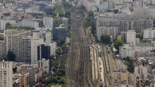 Cielené útoky na parížske stanice: Premávka je silne narušená, pre nahlásenú bombu evakuovali letisko