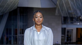 Tenistka Naomi Osaka v kreácii Louis Vuitton. 