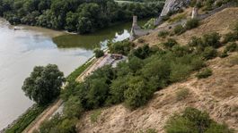 Dronový pohľad na devínsky amfiteáter.