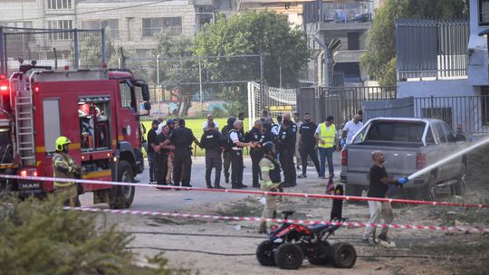  Izraelskí policajti a hasiči zasahujú po...