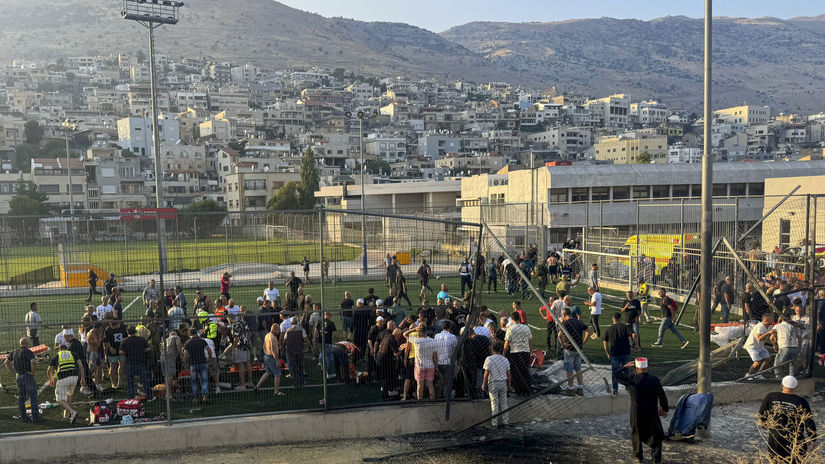 Záchranári a obyvatelia pomáhajú zraneným po...