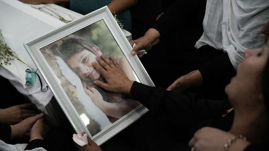 Tisíce ľudí prišli na pohreb detí zabitých pri útoku na drúzske mesto Madždal Šams