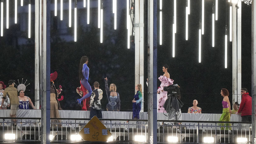 Módna prehliadka počas otváracieho ceremoniálu...