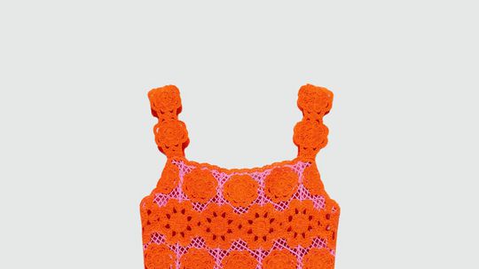 Háčkované šaty Mango, predávajú sa za 79,95 eura. 