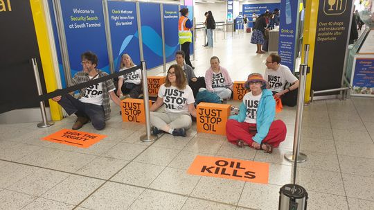 Na britskom letisku Gatwick zadržali klimatických aktivistov