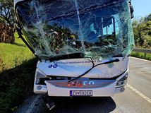 Nehoda autobusu a traktora si v Brezne...