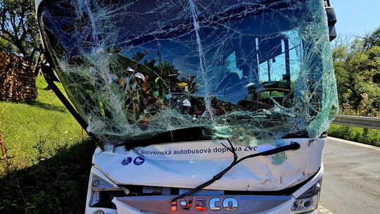 V Turci havaroval autobus, zasahovali hasiči