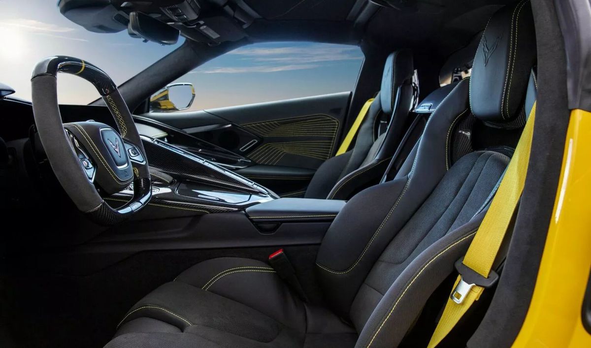Interiér prináša nielen logo ZR1 na volante,...