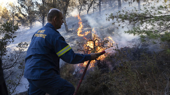 Na gréckom ostrove Eubója vyčíňa rozsiahly lesný požiar
