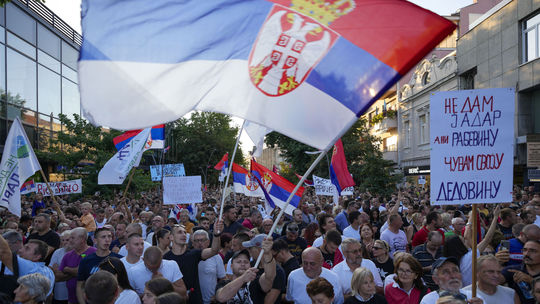 Tisíce Srbov demonštrovali proti ťažbe lítia dohodnutej s EÚ