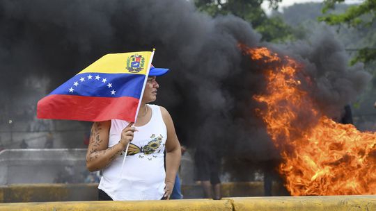 Venezuelčania vyšli v stovkách miest do ulíc, protestovali proti znovuzvoleniu Madura. Protesty 