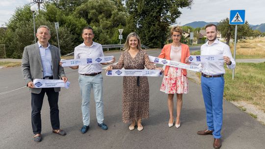 Županka Erika Jurinová (v strede) sa pochválila...