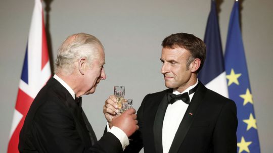Macron zaplatil vlani za jedlo a pitie toľko peňazí, koľko Čaputovej stačilo takmer na všetko za päť rokov v Grasalkovičovom paláci