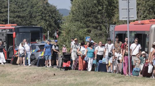 Ľudia pred evakuovaným bratislavským letiskom.