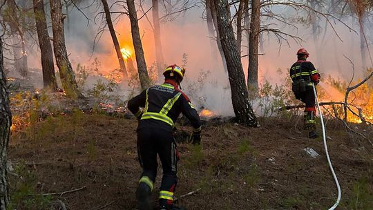 Situácia pri chorvátskom Tučepi je stále vážna, stovkám hasičom sa však podarilo skrotiť požiar 