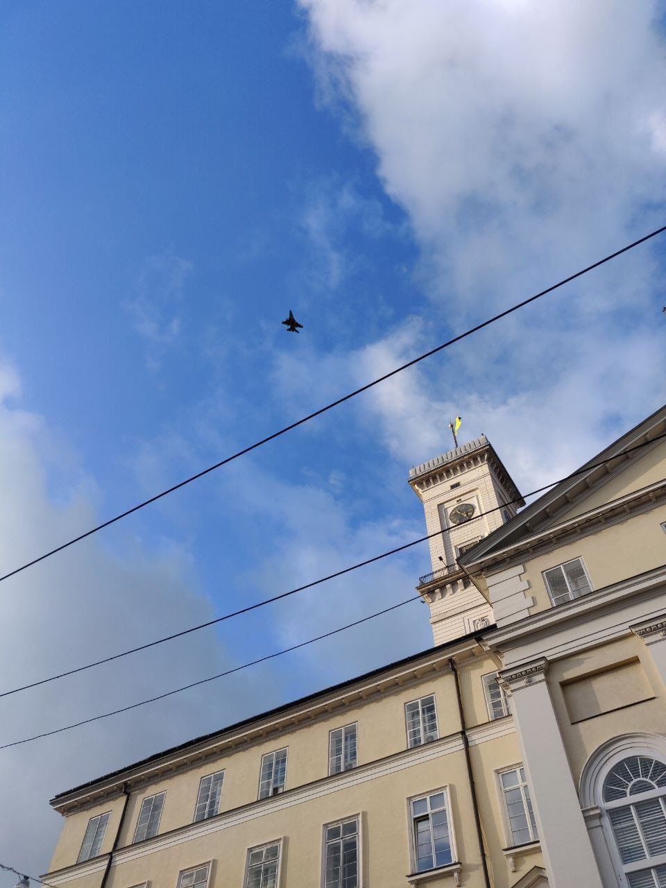 Prelet stíhačky F-16 nad západoukrajinským Ľvovom.