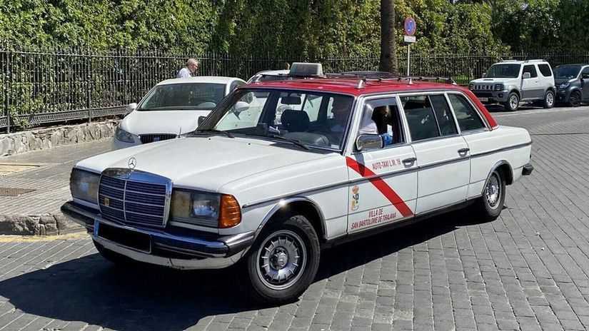 Predĺžený Mercedes-Benz W123 začal svoju...