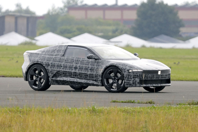 BMW Neue Klasse Coupé - maskovaný prototyp (2024)