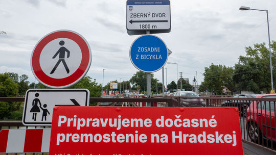 Mostom na Hradskej ulici v bratislavskej...