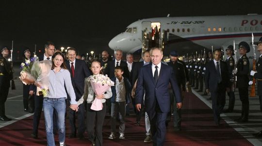 Ruský prezident Vladimir Putin (vpravo)...