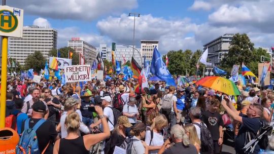 Popierači covidu vyšli do ulíc: V Berlíne žiadajú vládu o vyvodenie dôsledkov 