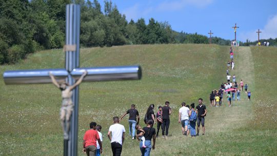 Na rómsku púť v Gaboltove prišli tisíce veriacich. Svätú omšu celebroval arcibiskup Bober