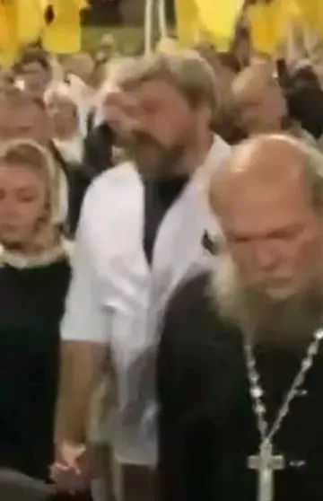 Na zábere z videa ide Maria Ľvovová-Belovová...