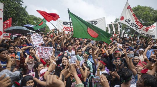 Bangladéš sa zmieta v nepokojoch. Pracovníci centrálnej banky prinútili vedenie podať demisiu