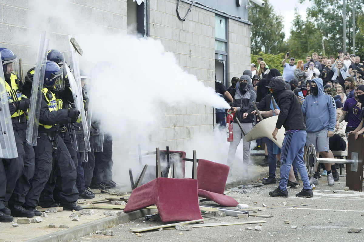 Demonštranti v Rotherhame napadli aj...