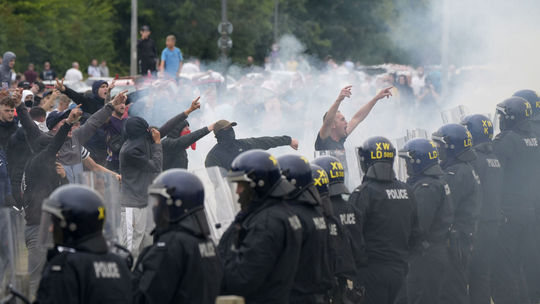 Koniec násilností v Británii? Premiér prisľúbil rýchle tresty pre výtržníkov