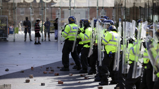 Násilnosti v Británii neutíchajú. Vláda povolala 6-tisíc policajtov, uvoľnila stovky miest vo väzniciach