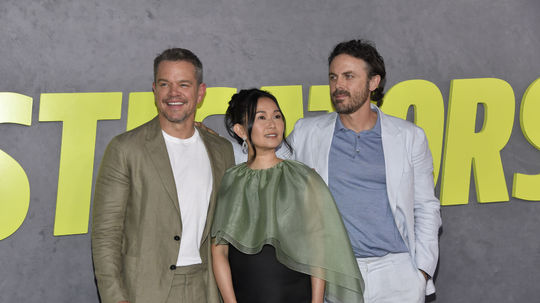 Zľava: Matt Damon, Hong Chau a Casey Affleck...