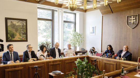 Na snímke vpravo predseda výboru NR SR pre...