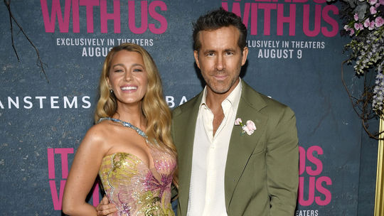 Herečka Blake Lively v kreácii Versace z roku...